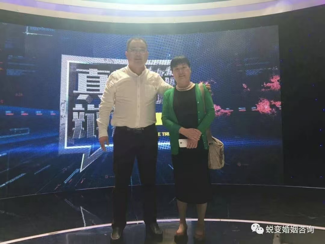 周向东与张玉芬在真情栏目现场合影