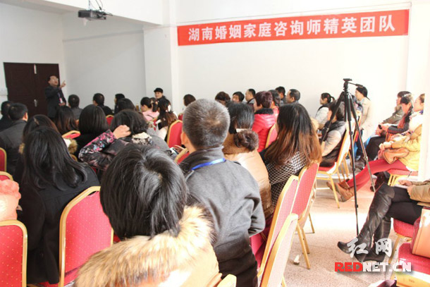 红网报道中的湖南婚姻家庭咨询师精英团队成立活动现场