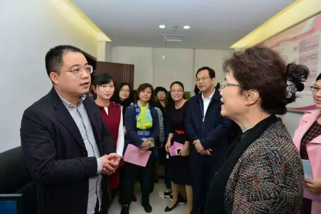 周向东老师向全国妇联调研组介绍天心区婚调工作
